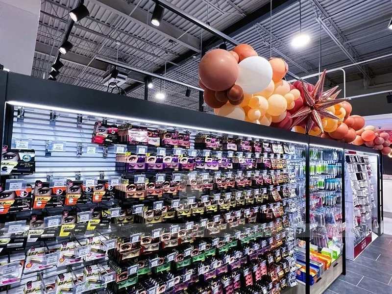 Black Framed Beauty Supply Slatwall Merchandising Wall for Wig Shop