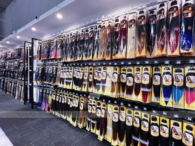 Close Up Black Metal Packaged Hair Extension Merchandising Wall for Beauty Store