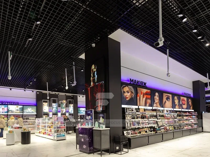 White Cosmetics Floor Gondola Layout with Low Center Shelves for Wig Shop