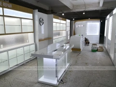 White Glass Mobile Phone Counter Wall Display