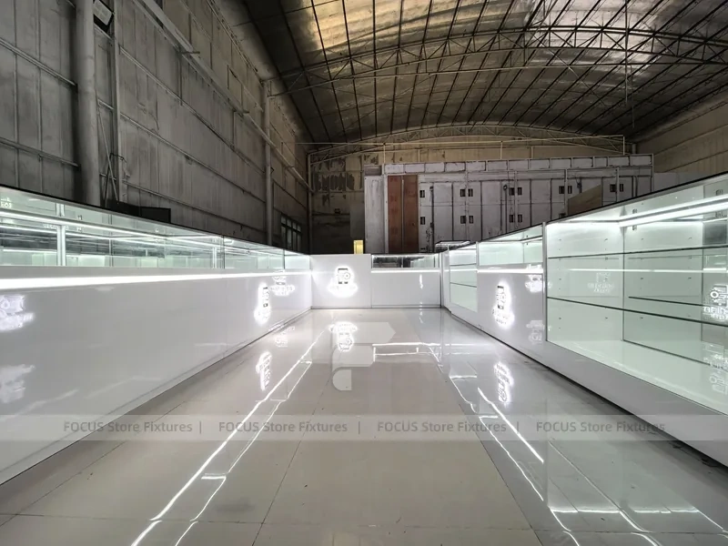 White Glass Mobile Phone Store Counter Layout