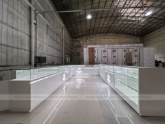 White Glass Mobile Phone Store Counter Layout
