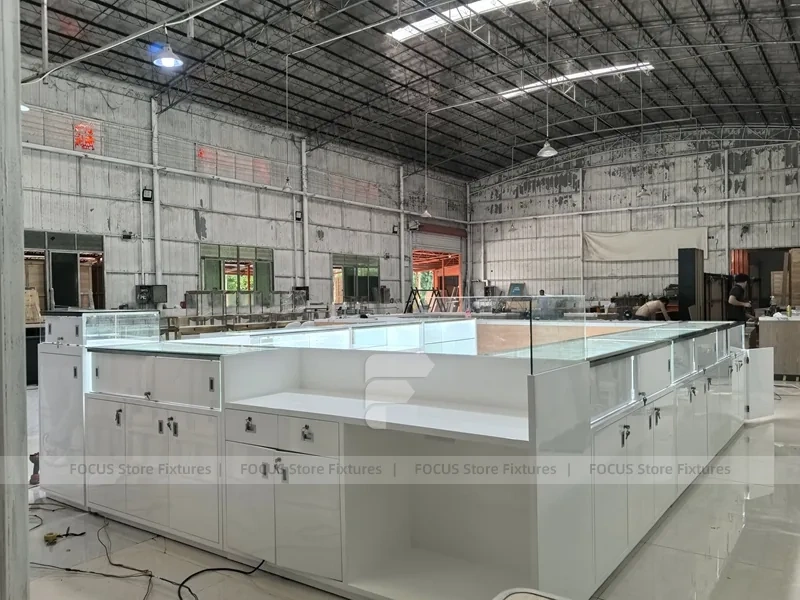 White Glass Mobile Phone Store Counter Layout