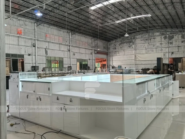White Glass Mobile Phone Store Counter Layout
