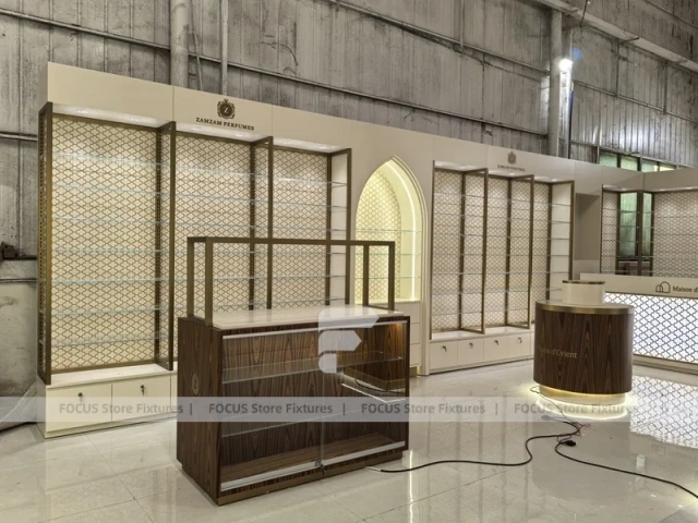 White Gold Perfume Counter With Lattice Screens