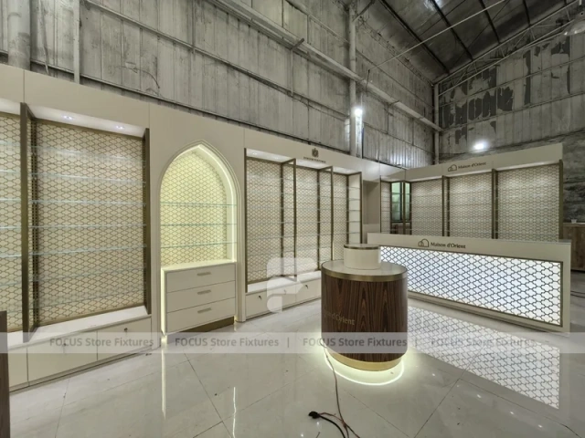 White Gold Perfume Counter With Lattice Screens
