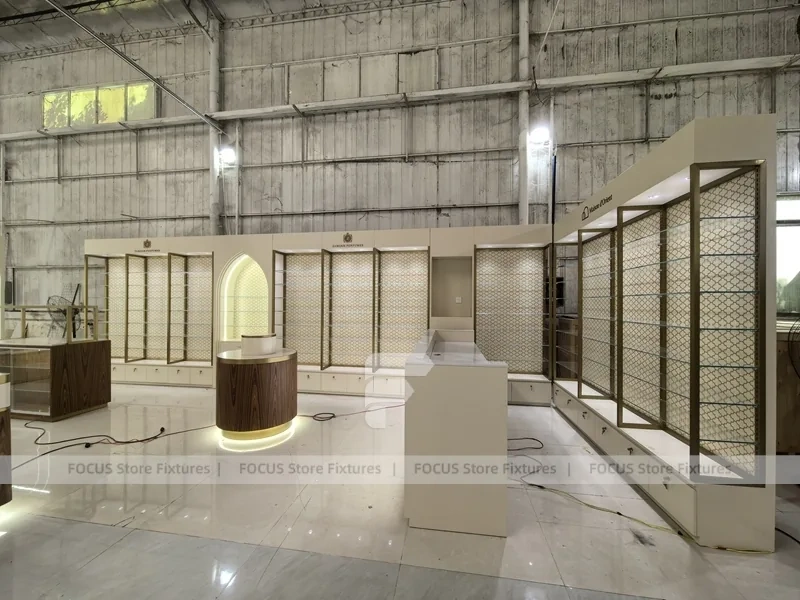 White Gold Perfume Counter With Lattice Screens