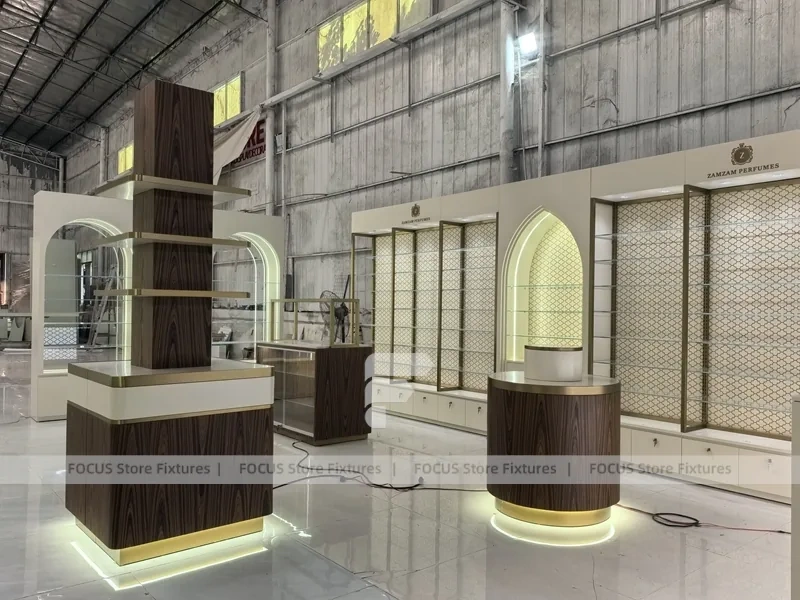 White Gold Perfume Counter With Lattice Screens