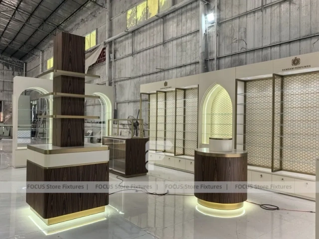 White Gold Perfume Counter With Lattice Screens