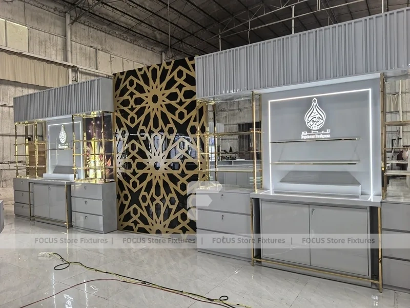 White Gold Perfume Display Wall With Lattice Screen