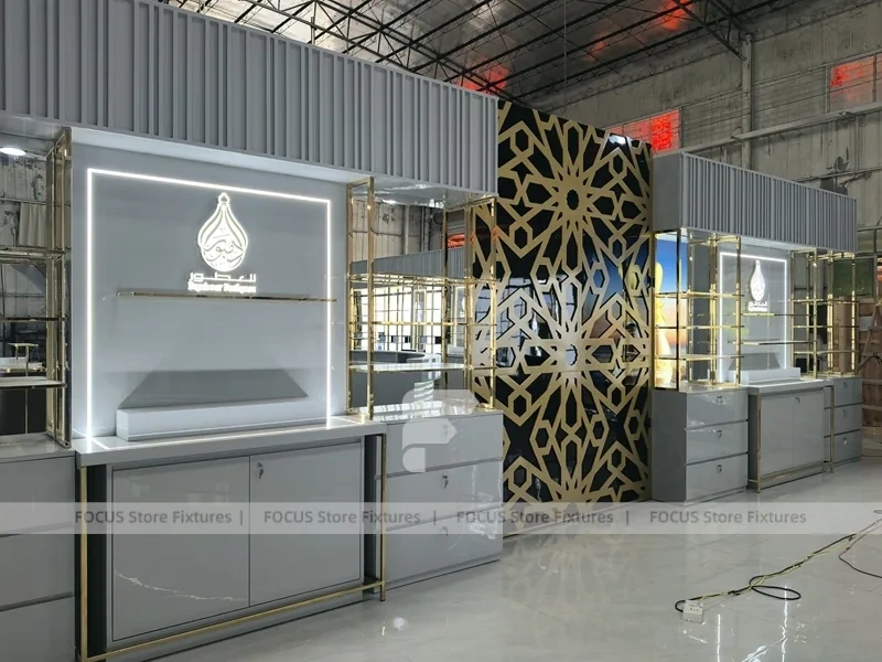 White Gold Perfume Display Wall With Lattice Screen