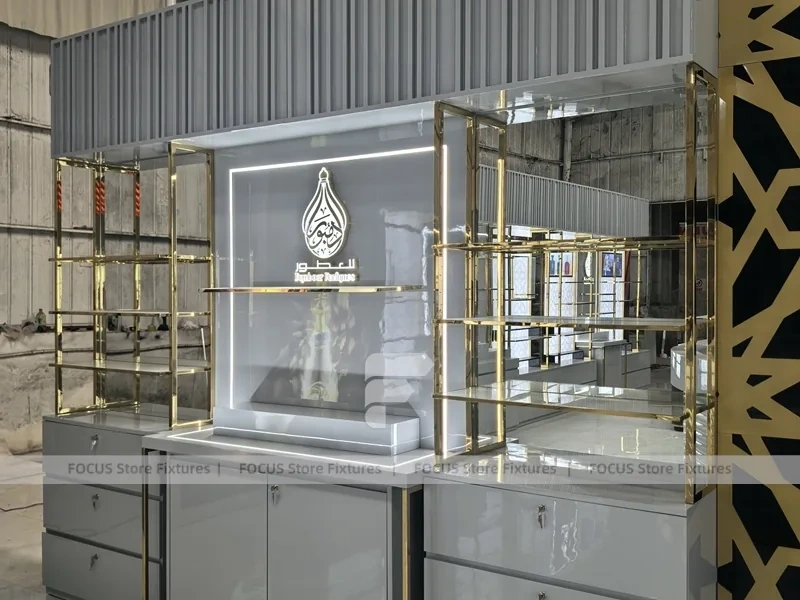 White Gold Perfume Display Wall With Lattice Screen