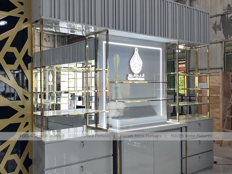 White Gold Perfume Display Wall With Lattice Screen