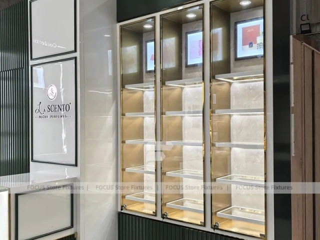 White Perfume Lightbox Display Cabinet With Gold Screen