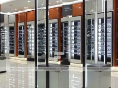 Amber Column Eyewear Column Gallery with Mirror-Lined Walkway