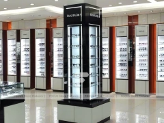 Amber Column Eyewear Column Gallery with Mirror-Lined Walkway