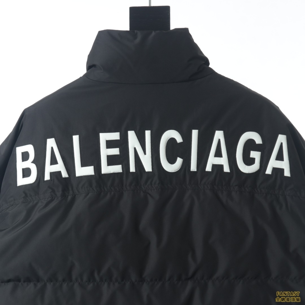 Balenciaga巴黎世家 前後字母羽絨服