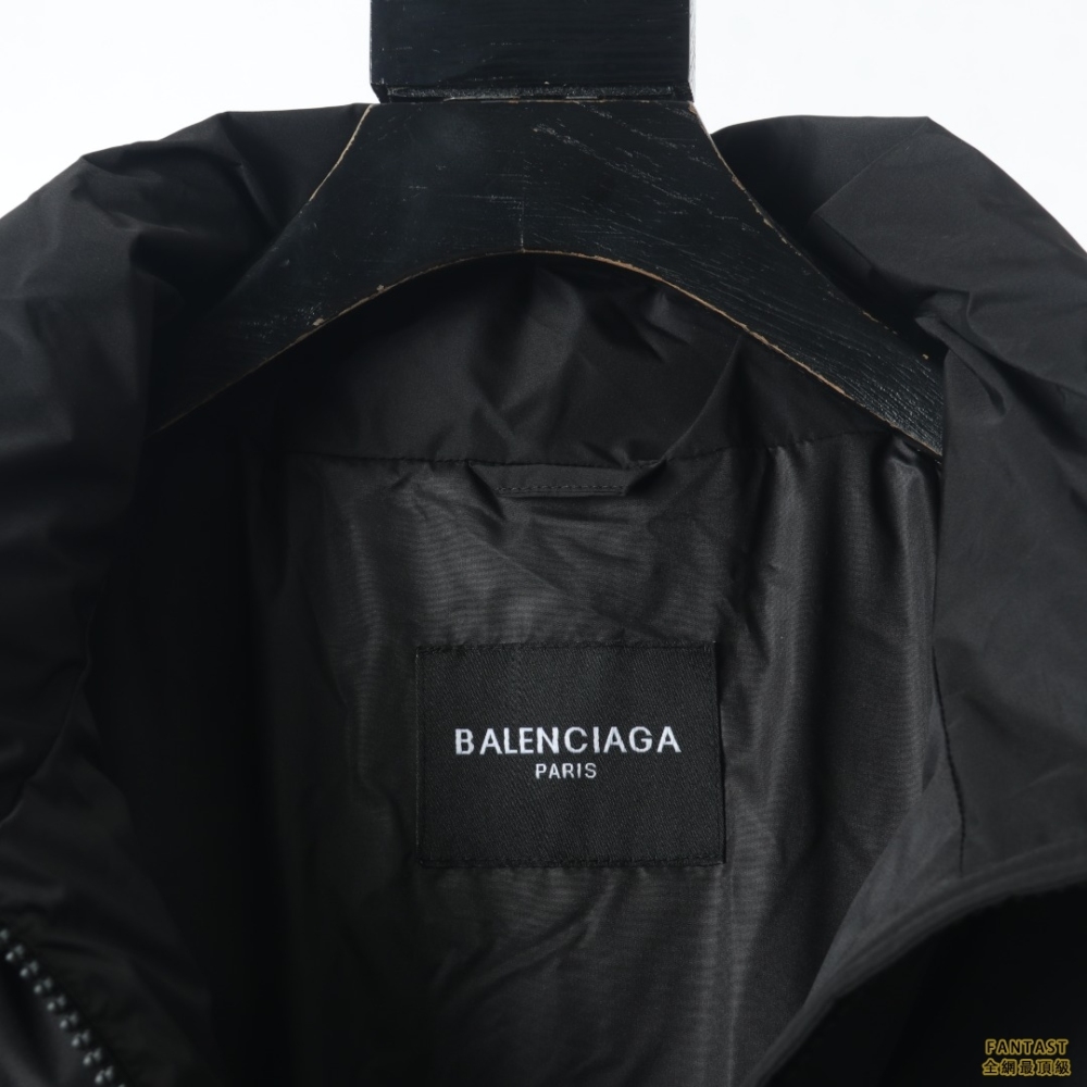 Balenciaga巴黎世家 前後字母羽絨服