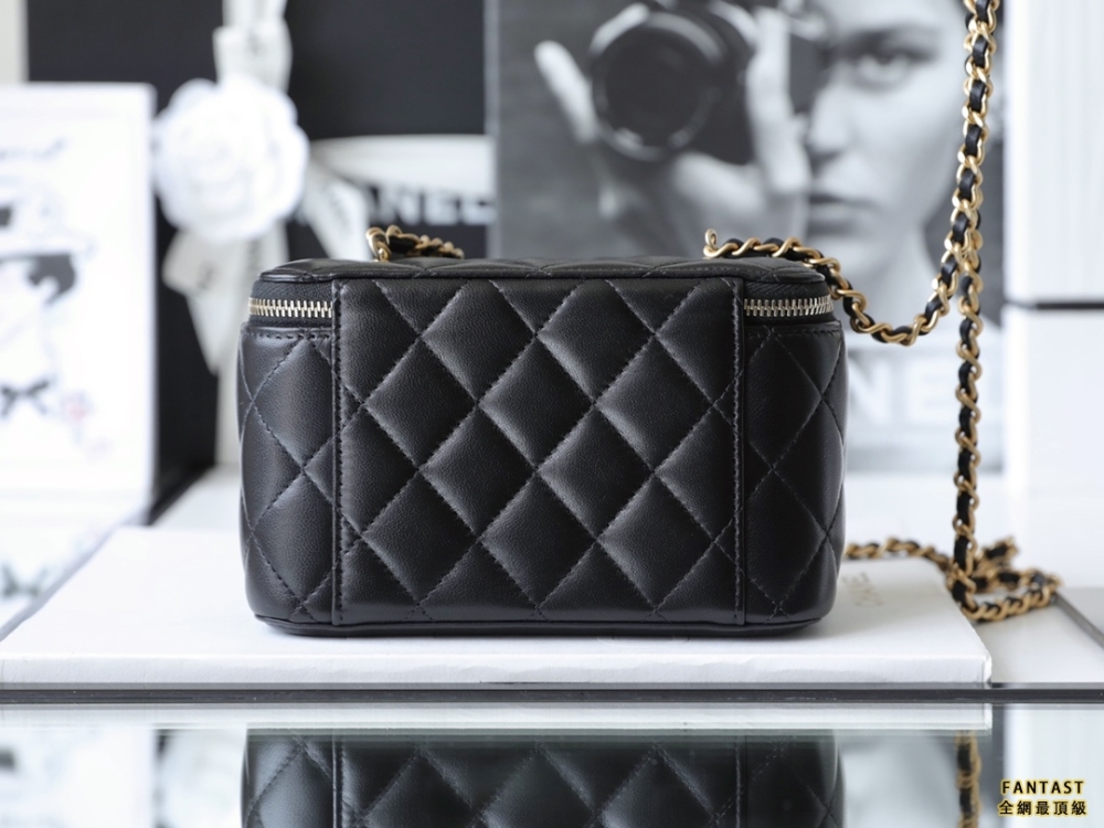 Chanel 22s |  化妝包 黑色 核桃金球鏈條長盒子
