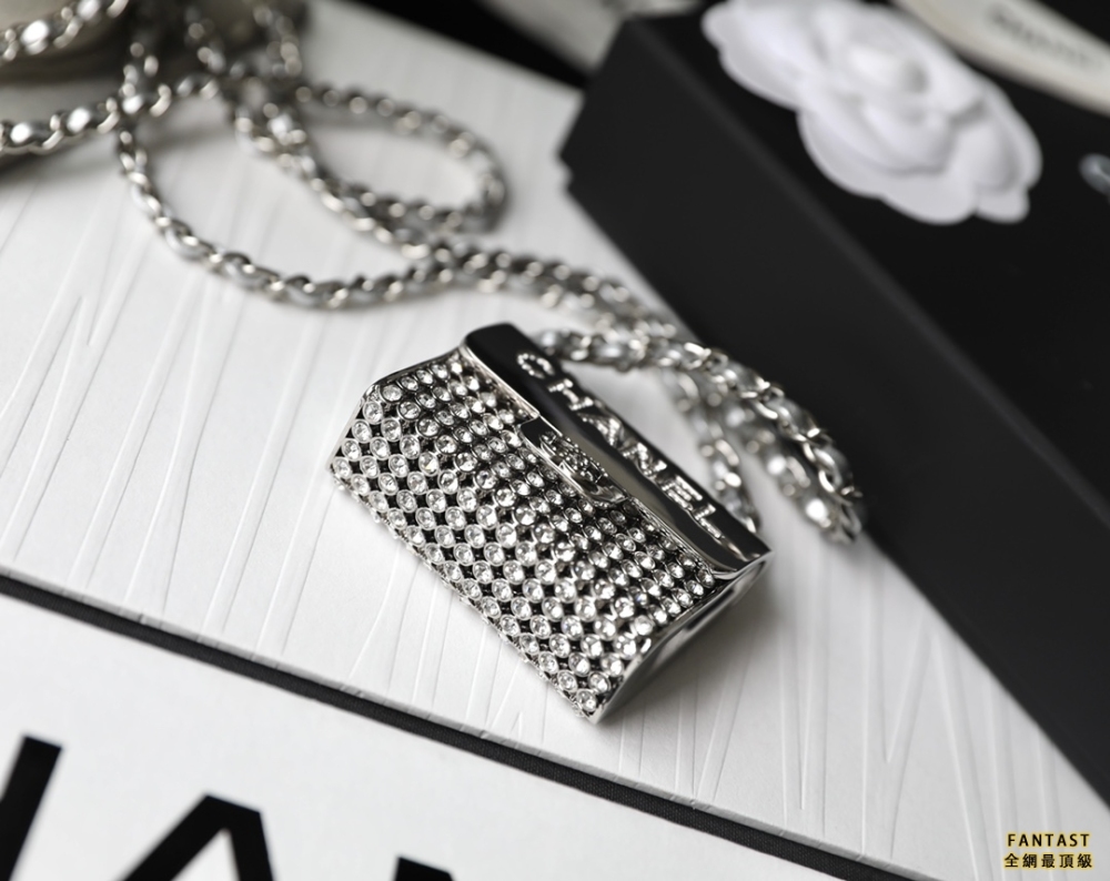 CHANEL22p｜春夏新款飾品鏈條小包 Tinybag金屬裝飾盒 銀色/水晶鑽