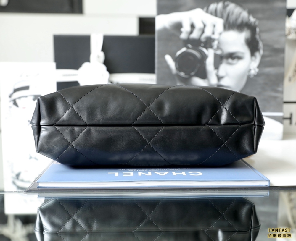 Chanel 22s|  黑色白扣 22bag大號