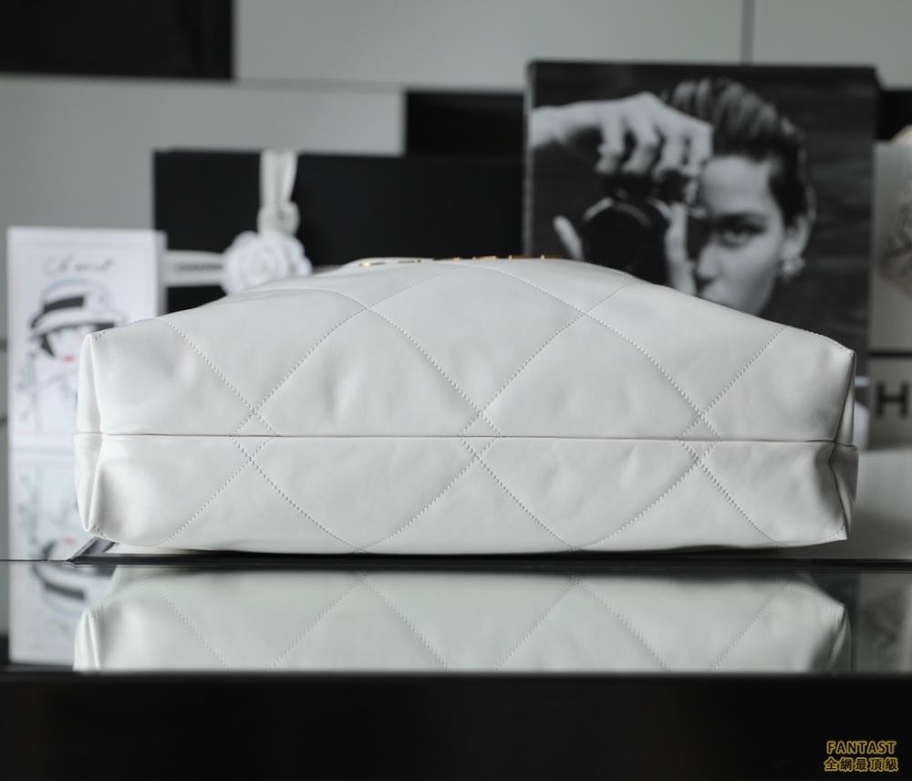 Chanel 22s|  白色金扣 22bag中號