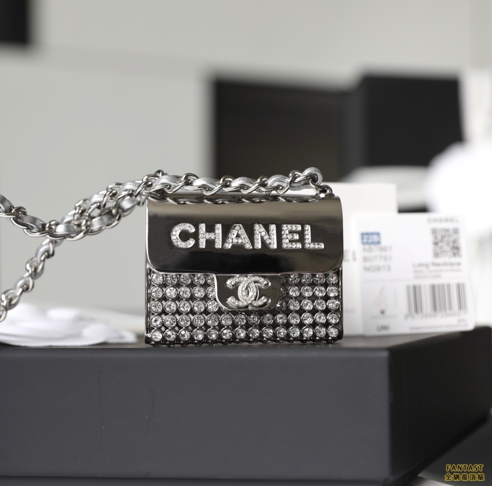 CHANEL22p｜春夏新款飾品鏈條小包 Tinybag金屬裝飾盒 銀色/水晶鑽