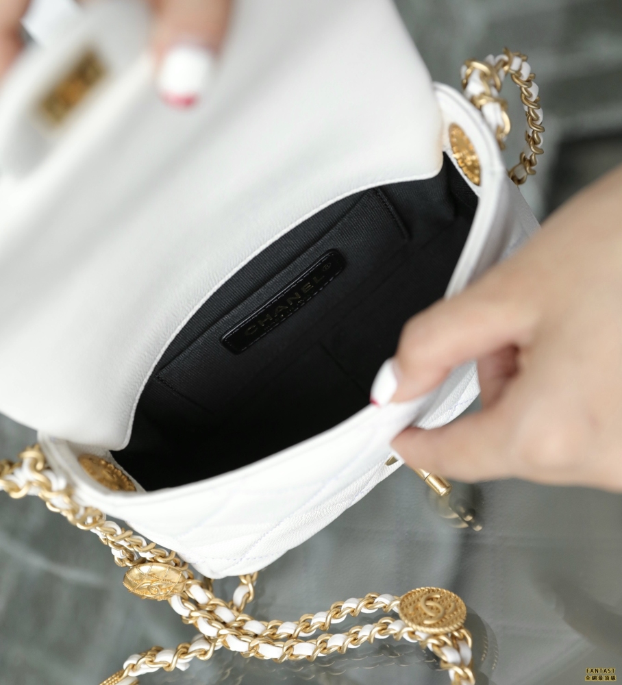 Chanel 22A手工坊 金幣口蓋包 mini白色