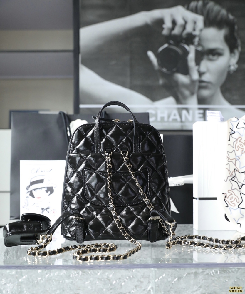 chanel 22A手工坊 亮面牛皮雙肩背包 黑色