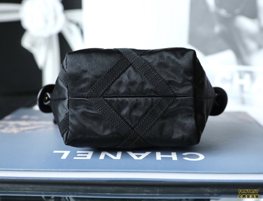 CHANEL｜22p 春夏系列 mini餃子包/尼龍餃子包 黑色