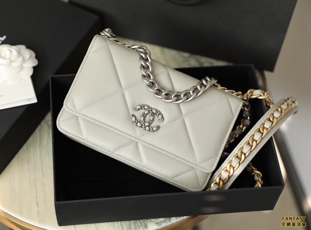 CHANEL22c早春新款 最新啞銀扣19WOC淺灰