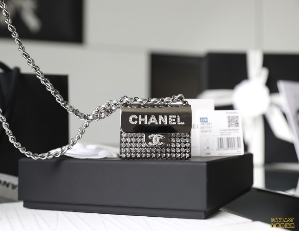 CHANEL22p｜春夏新款飾品鏈條小包 Tinybag金屬裝飾盒 銀色/水晶鑽