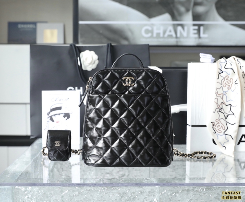 chanel 22A手工坊 亮面牛皮雙肩背包 黑色