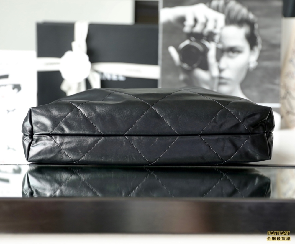 Chanel 22s|  黑色白扣  22bag中號