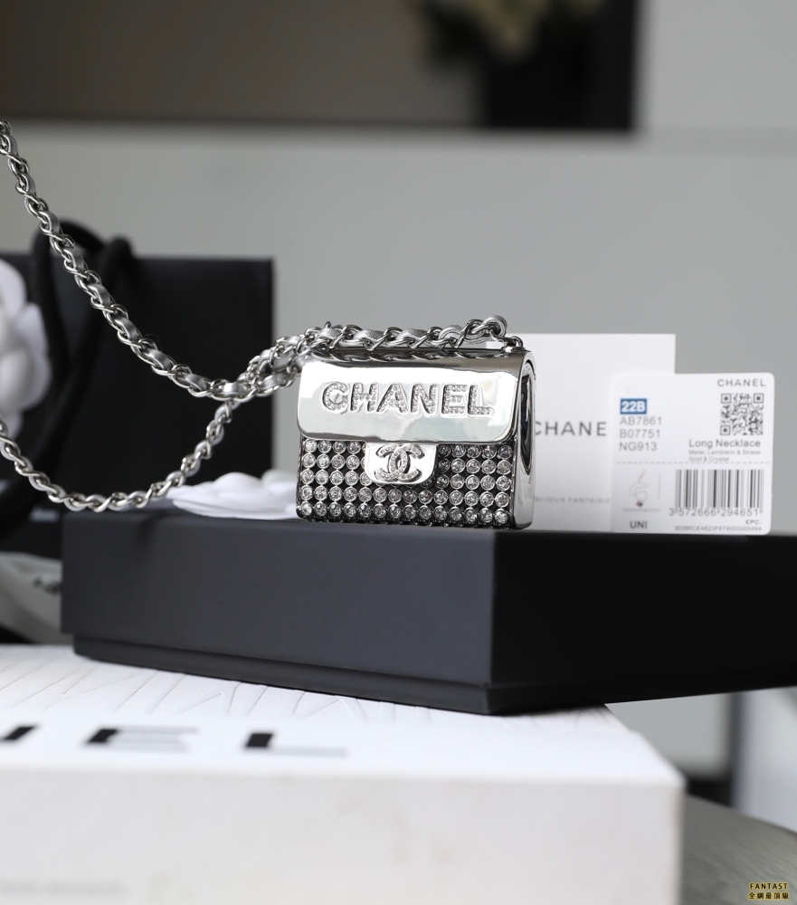 CHANEL22p｜春夏新款飾品鏈條小包 Tinybag金屬裝飾盒 銀色/水晶鑽
