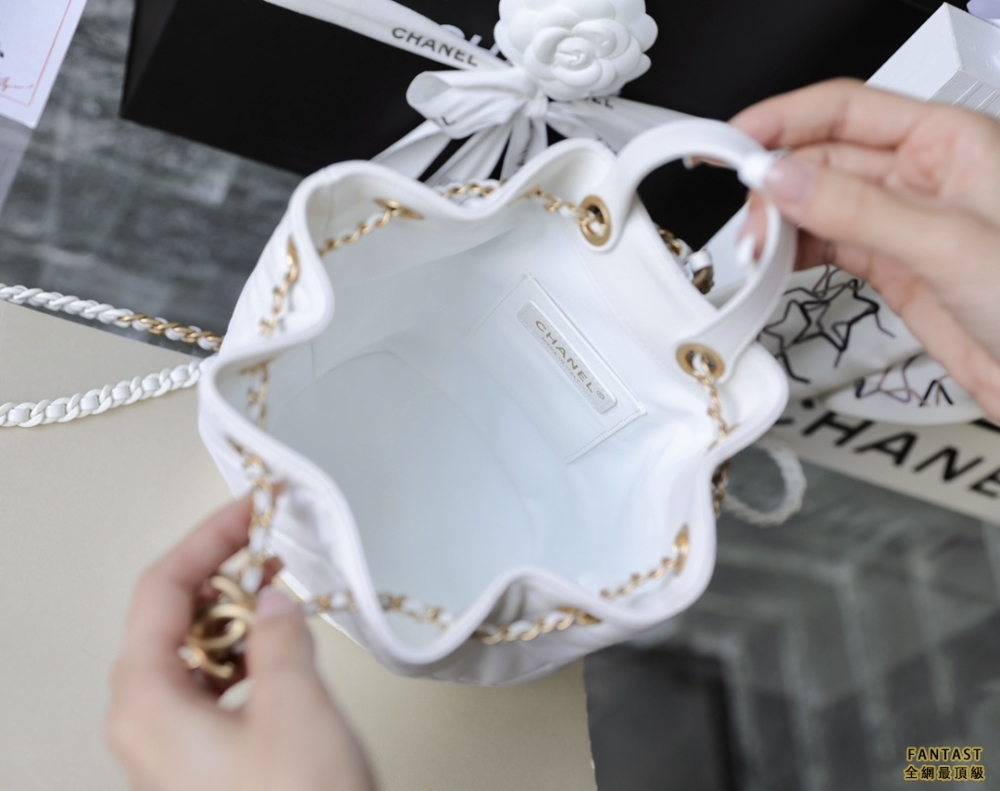 Chanel香奈兒 22s抽繩水桶背包 白色