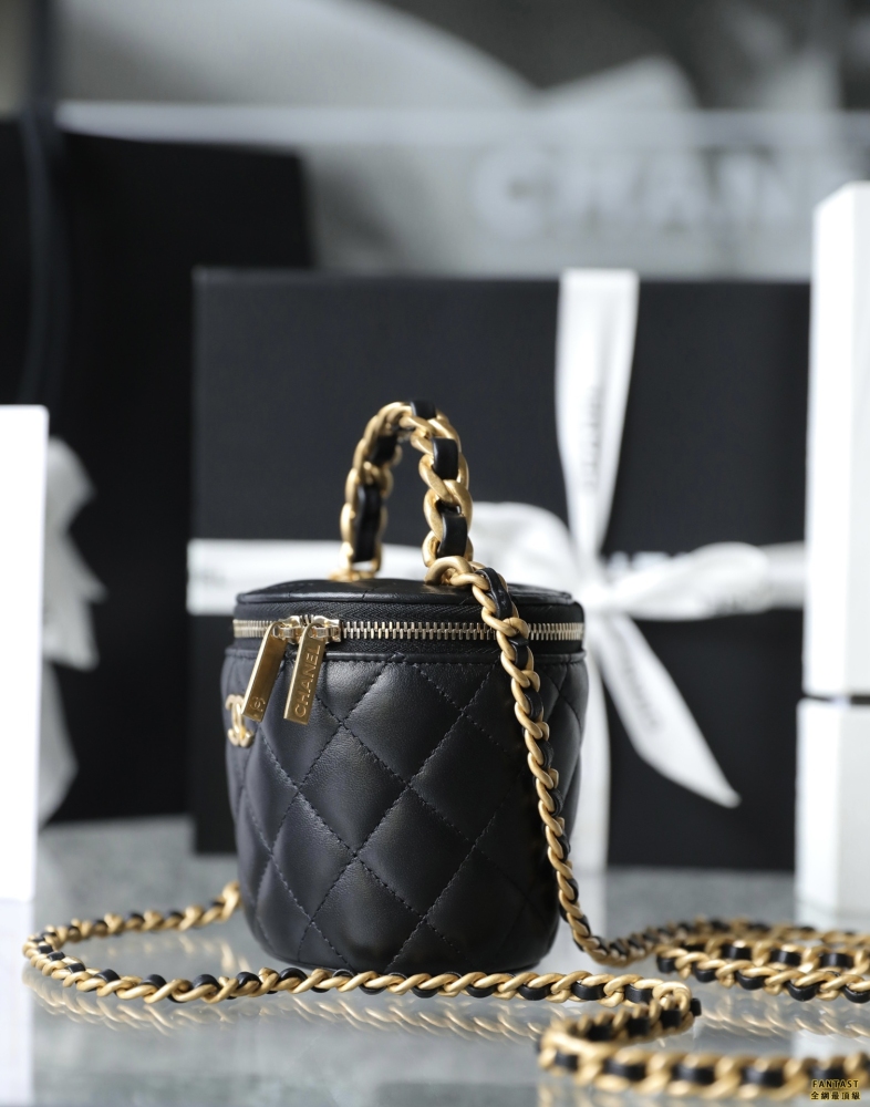Chanel 22a手工坊系列｜ 鏈條手柄化妝小桶包 黑色