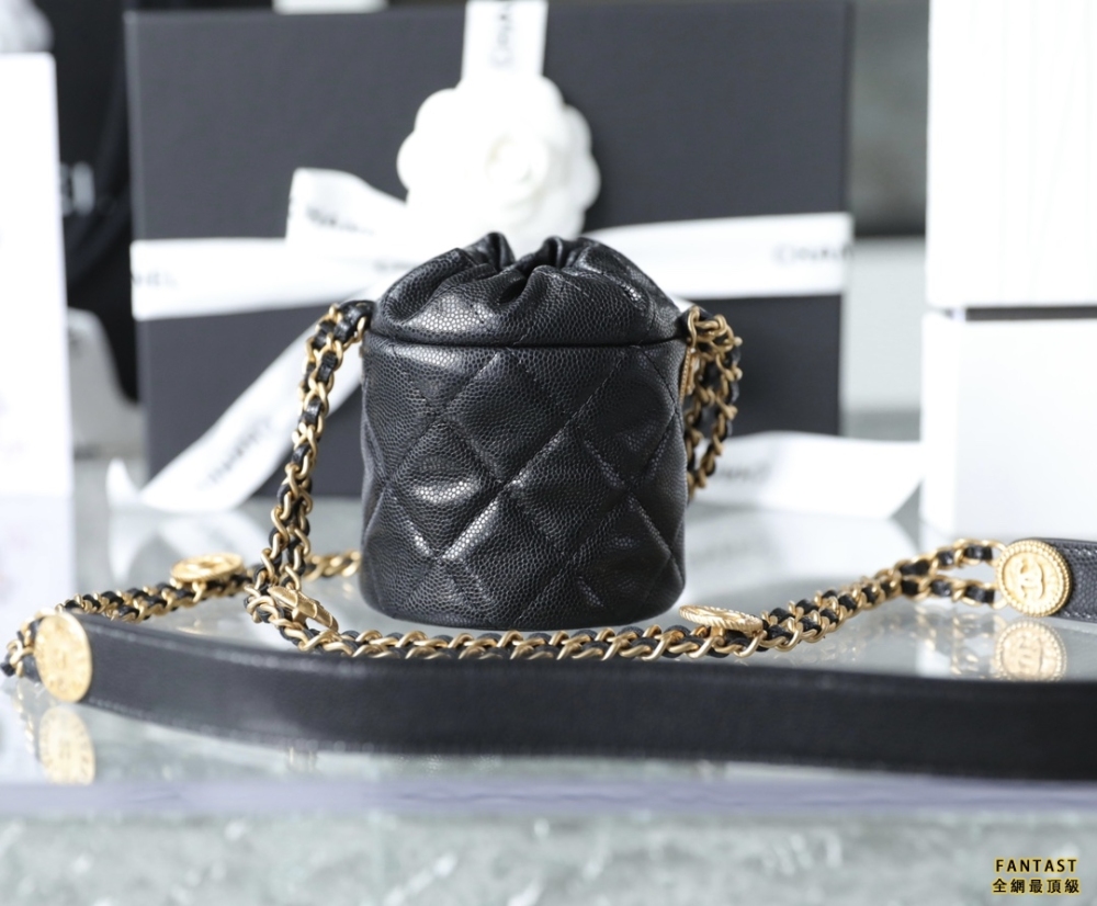 Chanel22A手工坊 徽章金幣mini鏈條水桶包 黑色