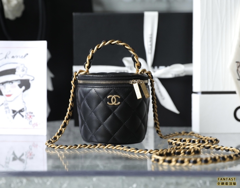 Chanel 22a手工坊系列｜ 鏈條手柄化妝小桶包 黑色