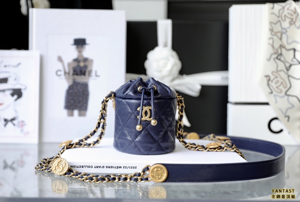 Chanel22A手工坊 徽章金幣mini鏈條水桶包 海軍藍