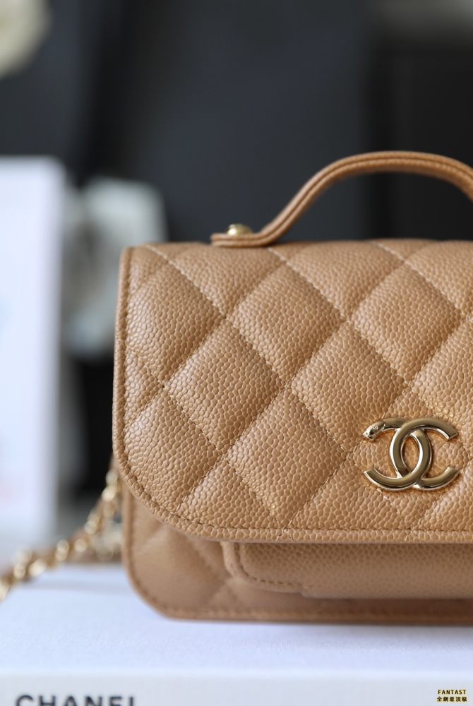 Chanel22/23秋冬 Mini郵差包 鏈條手拿包 杏色