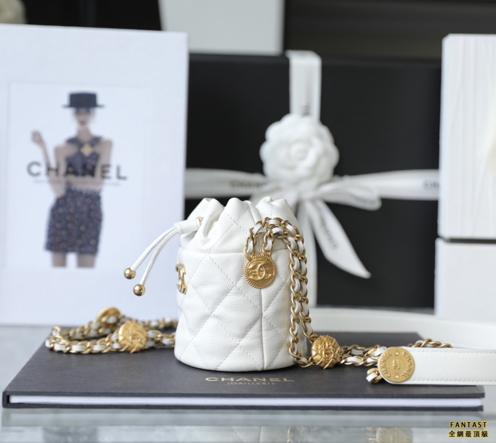 Chanel22A手工坊 徽章金幣mini鏈條水桶包 白色
