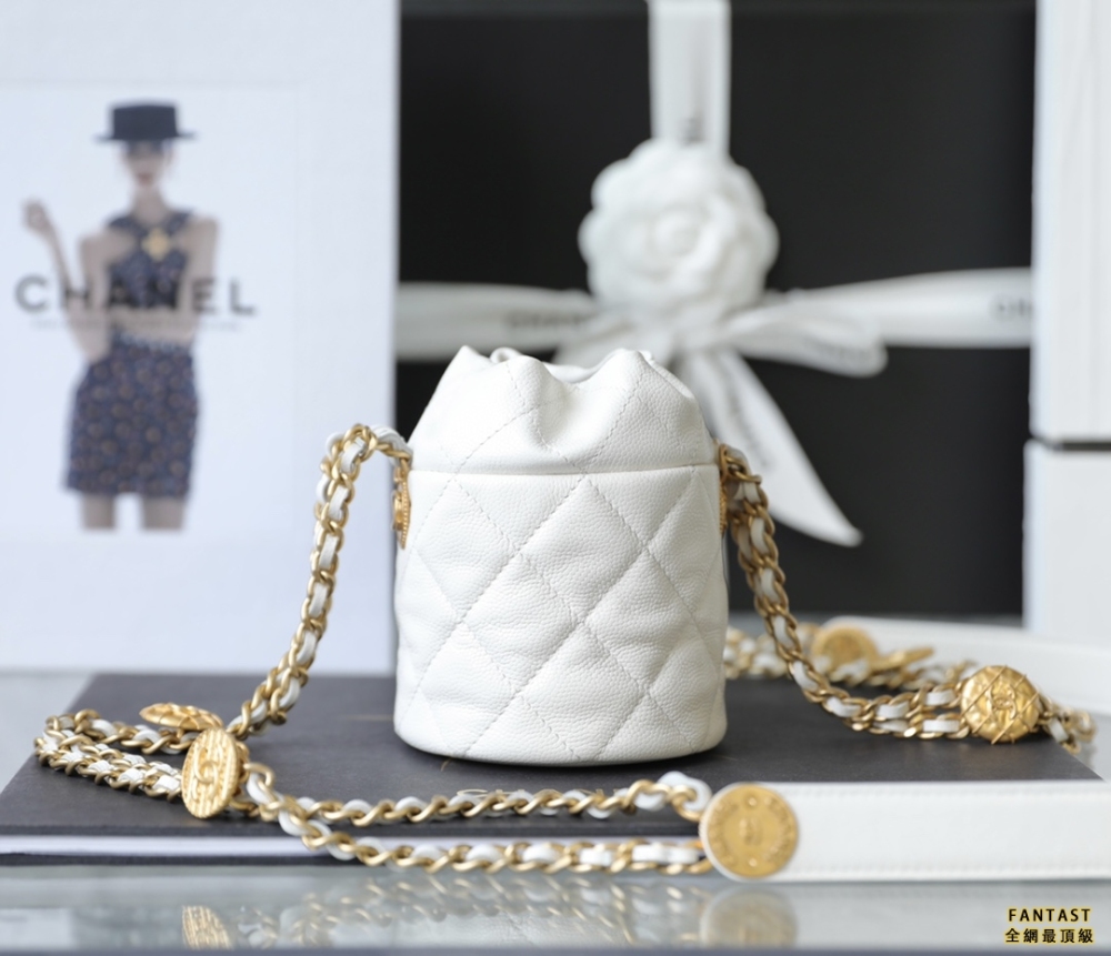 Chanel22A手工坊 徽章金幣mini鏈條水桶包 白色
