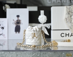 Chanel22A手工坊 徽章金幣mini鏈條水桶包 白色