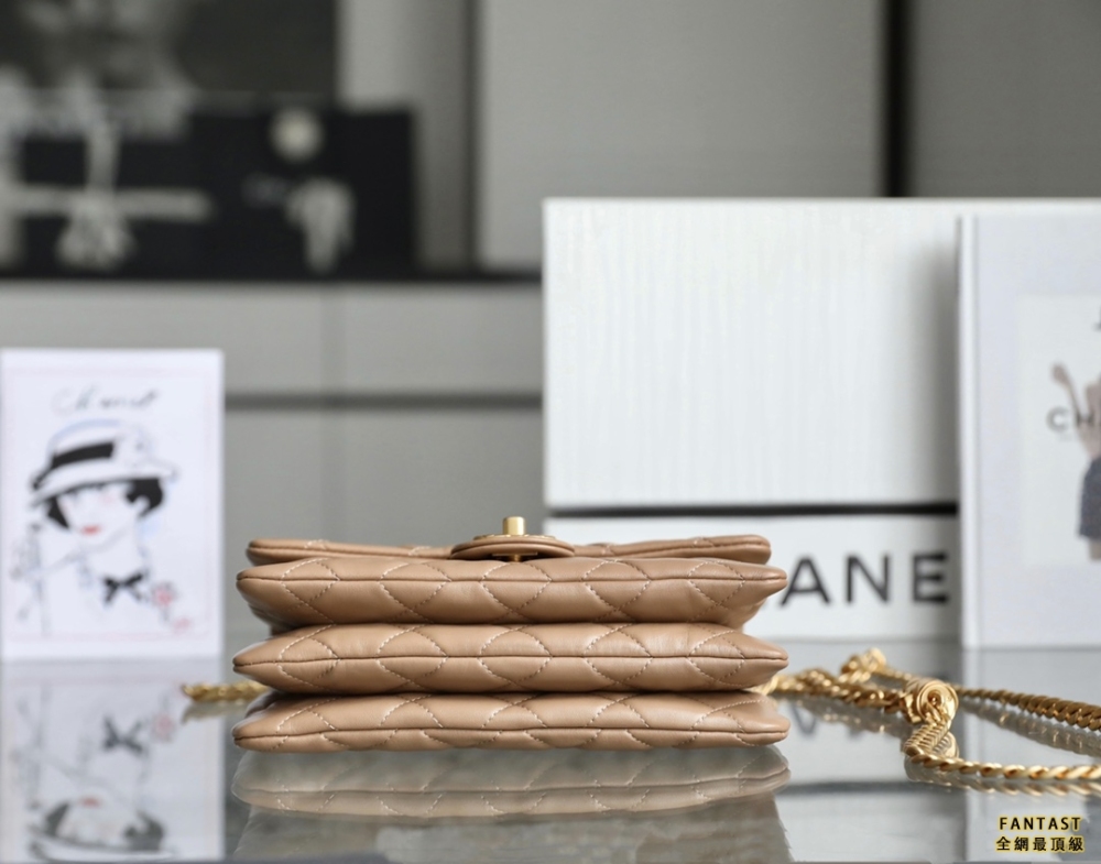 Chanel 22K秋冬 小金柱調節鏈口蓋包小號 奶茶色 