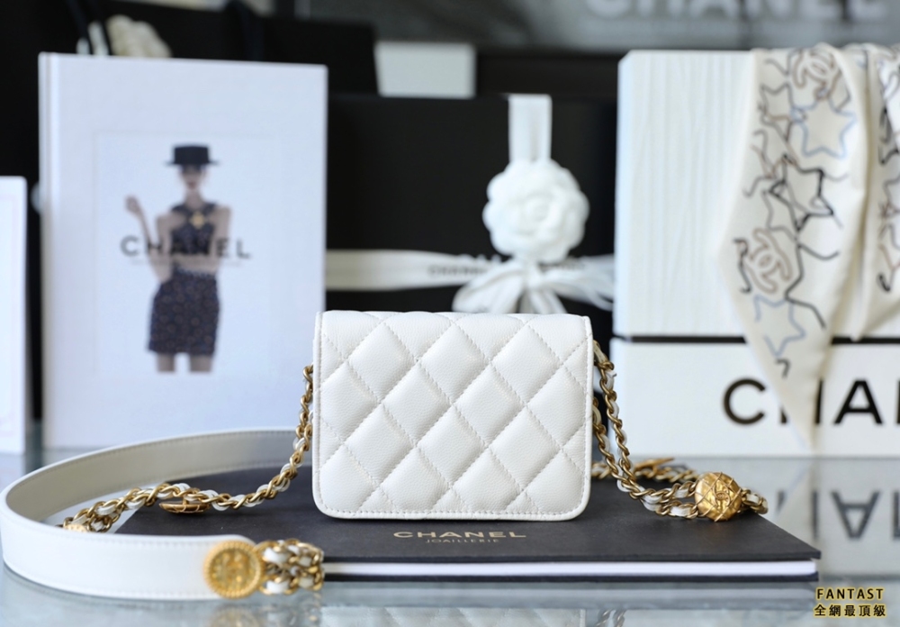 Chanel 22A手工坊| 徽章金幣鏈條小包 白色