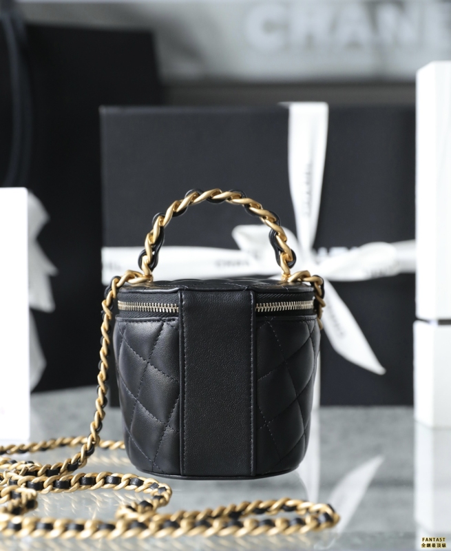 Chanel 22a手工坊系列｜ 鏈條手柄化妝小桶包 黑色