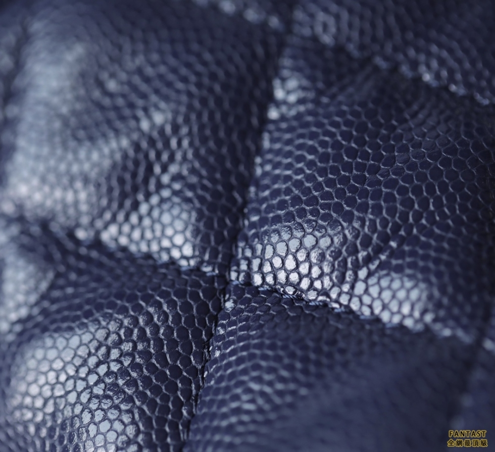 Chanel22A手工坊 徽章金幣mini鏈條水桶包 海軍藍