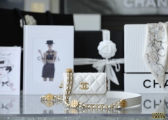 Chanel 22A手工坊| 徽章金幣鏈條小包 白色