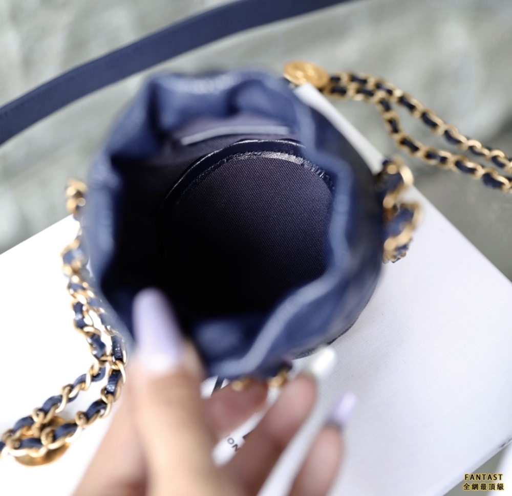 Chanel22A手工坊 徽章金幣mini鏈條水桶包 海軍藍
